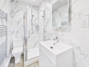 En suite - click for photo gallery